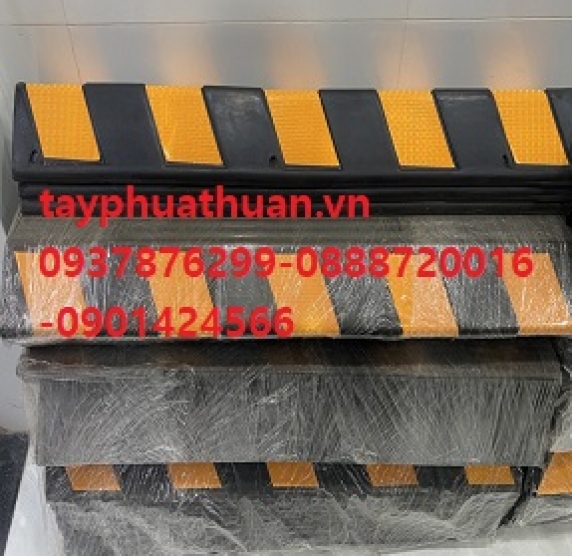 Cao su chữ v bảo vệ  cột có phản quang 